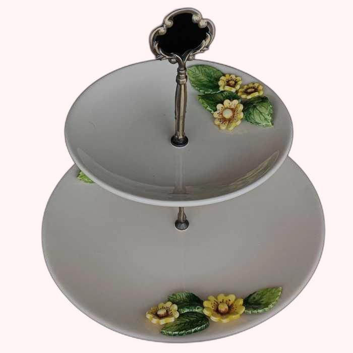 شیرینی خوری زنبق دوطبقه هیوا یک ظرف کاربردی و زیبا برای پذیرایی از مهمان شما